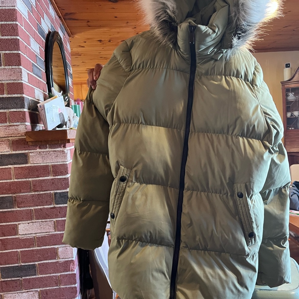 Stylish Olive Green Puffer Jacket with Fur Hood
